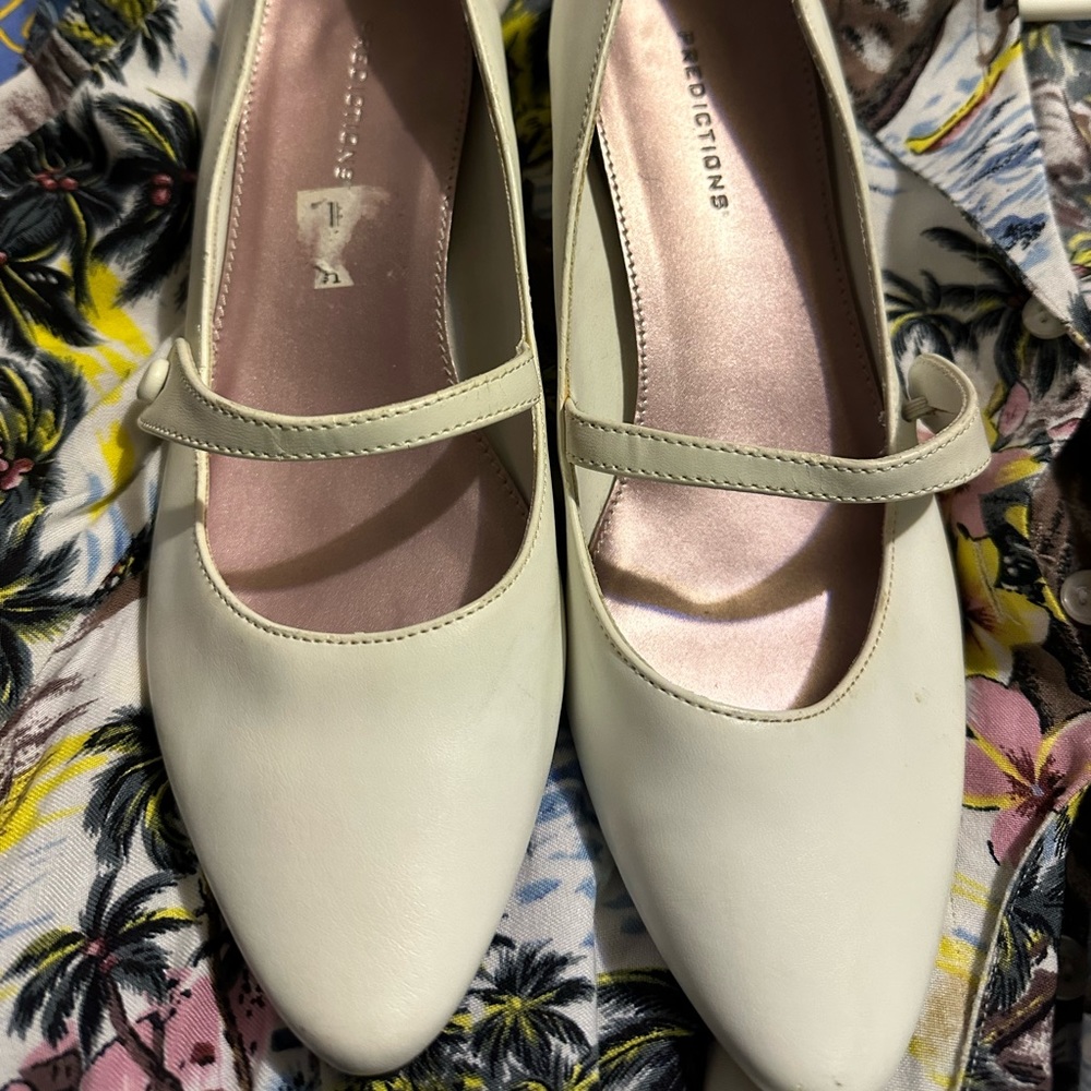 Prediction white women’s heels shoes, 7 1/2